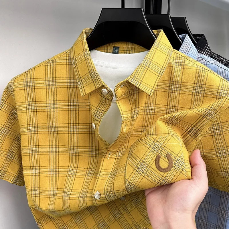 Chemise Homme 100% Coton à Manches Courtes, Col Revers, Boutonnage Simple, Rayures Quadrillées Brodé, Poche Discrète, Nouvelle Collection Été, Vêtement Décontracté pour Homme