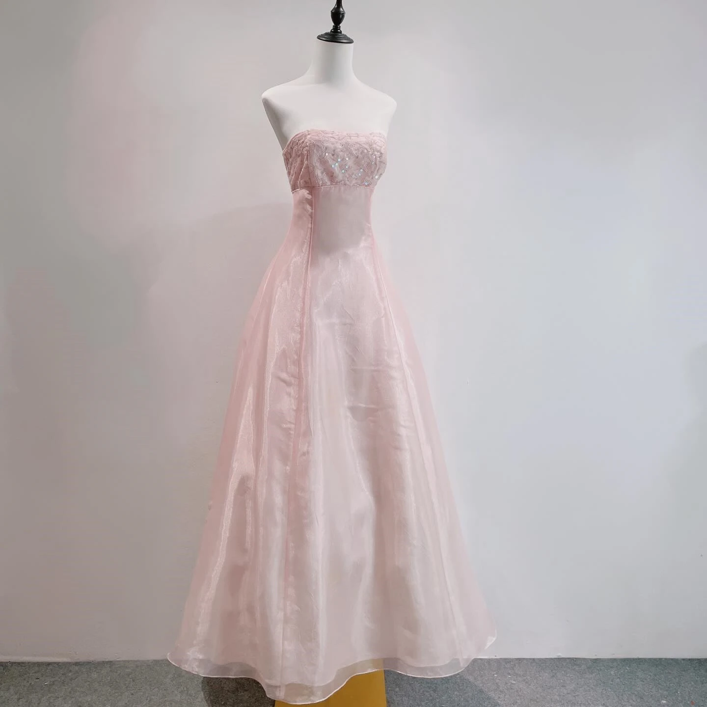 

Women's A-line Evening Dresses Floor-length Strapless Sleeveless Prom Gown Fashion Sequined Flowers Backless Customized Gowns