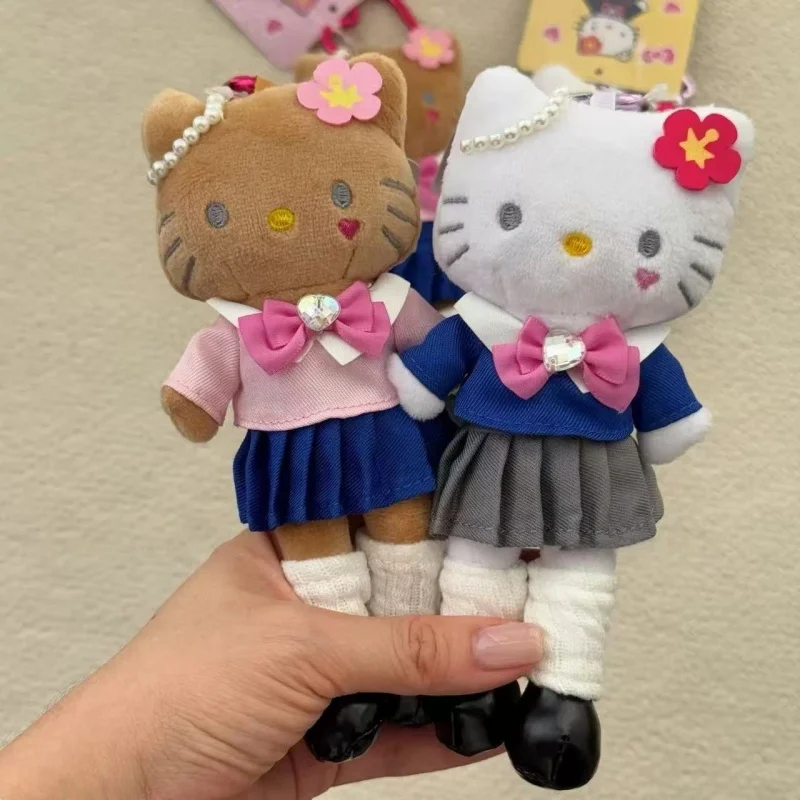 ตุ๊กตาเฮลโลคิตตี้น่ารักแบบพวงกุญแจ ตุ๊กตาซานริโอ้การ์ตูนกระโปรงจีบสไตล์ JK ตุ๊กตาคิตตี้ขาเรียวยาว ของเล่นพวงกุญแจ ชุดยูนิฟอร์ม จี้ห้อยกระเป๋า
