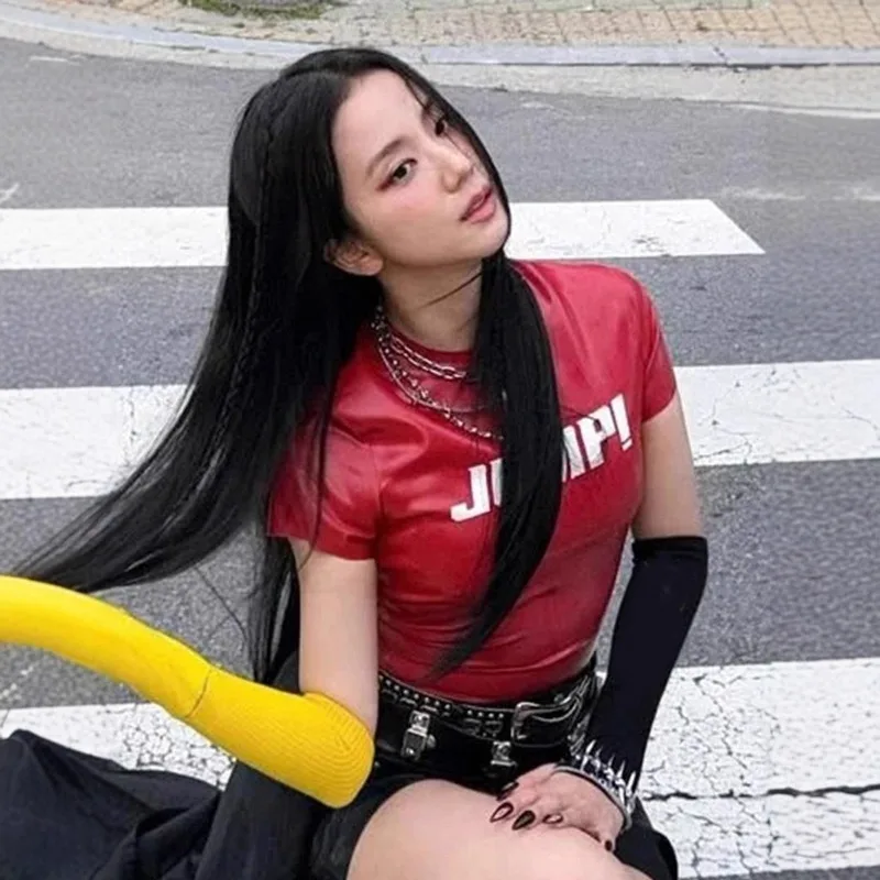 레터 프린트 PU 레더 티셔츠 여성 패션 O넥 반팔 슬림 캐주얼 스트릿웨어 크롭탑 나이트 클럽웨어 Y2K 티셔츠