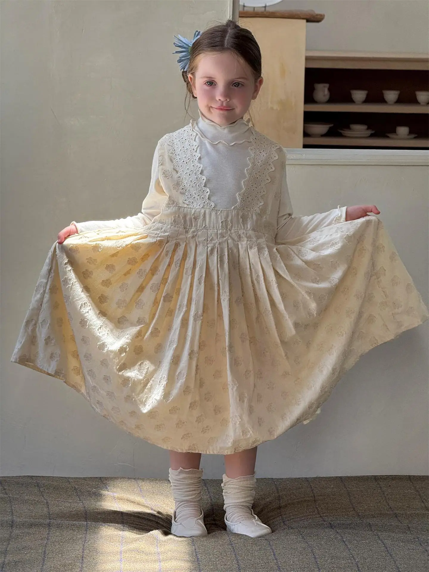 

Платье без рукавов для девочек, корейская детская одежда, осень 2022, новое платье-жилет для девочек, кружевное многослойное платье с v-образным вырезом и цветочным принтом