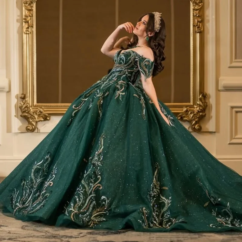 Robe Quinceanera vert foncé brillant, épaules dénudées, dentelle, paillettes de cristal, décalcomanie, longue queue, robes de 15 Quinceanera ﻿ Personnaliser