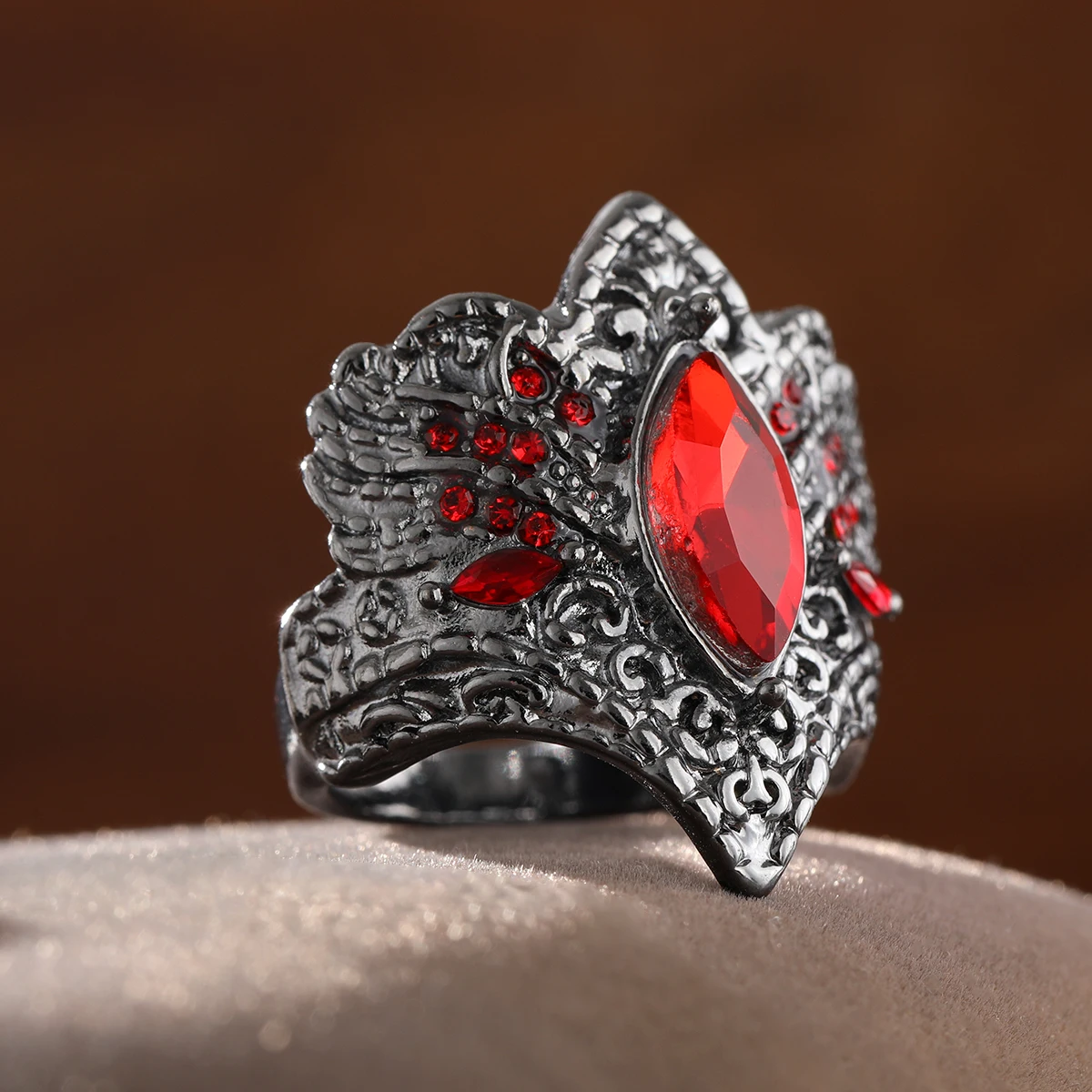 Retro-style black distressed engraved artificial gemstone wide women's ring, suitable for daily parties and parties.