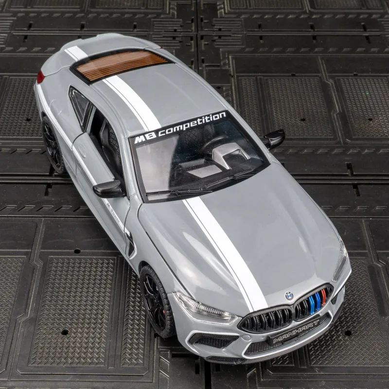 

1:24 BMW M8 alloy car model ornaments turn to acousto-optic pull-back toy doors and hood trunk can be opened
