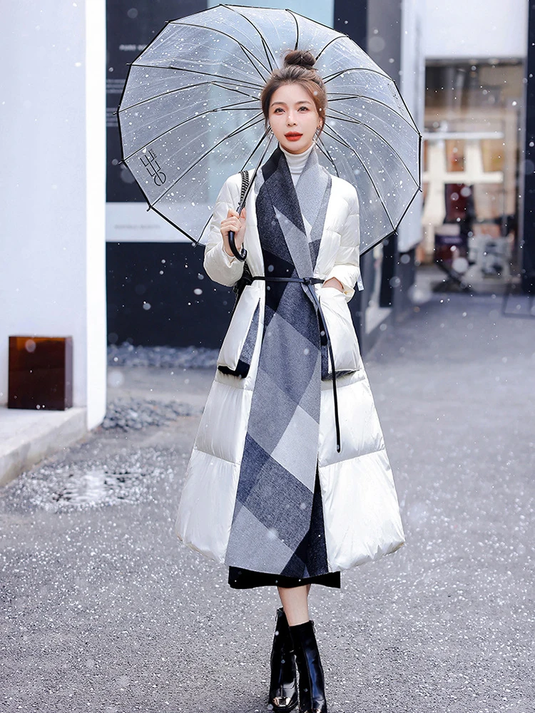 2025年冬向け、女性用高級ホワイトダックダウンロングダウンジャケット、ウエストシェイプでスリム効果のある新スタイル