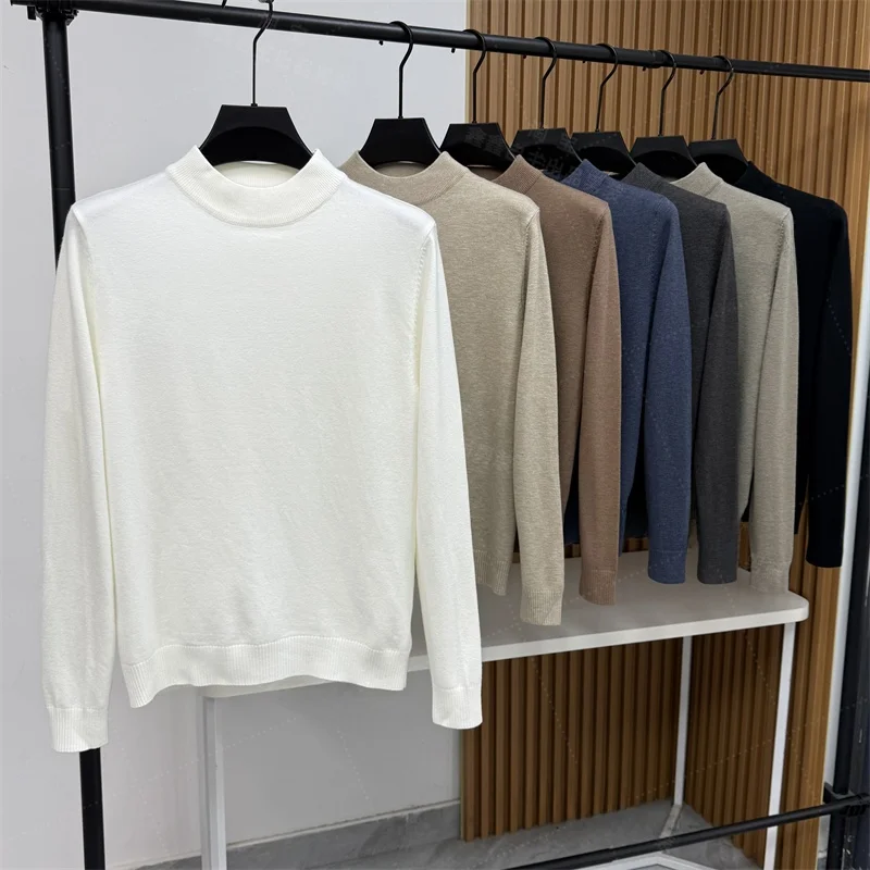 

Мягкий и удобный мужской вязаный свитер однотонного цвета с высоким воротником, свободного кроя, для повседневной носки, из смеси полиэстера, вискозы, акрила и нейлона.