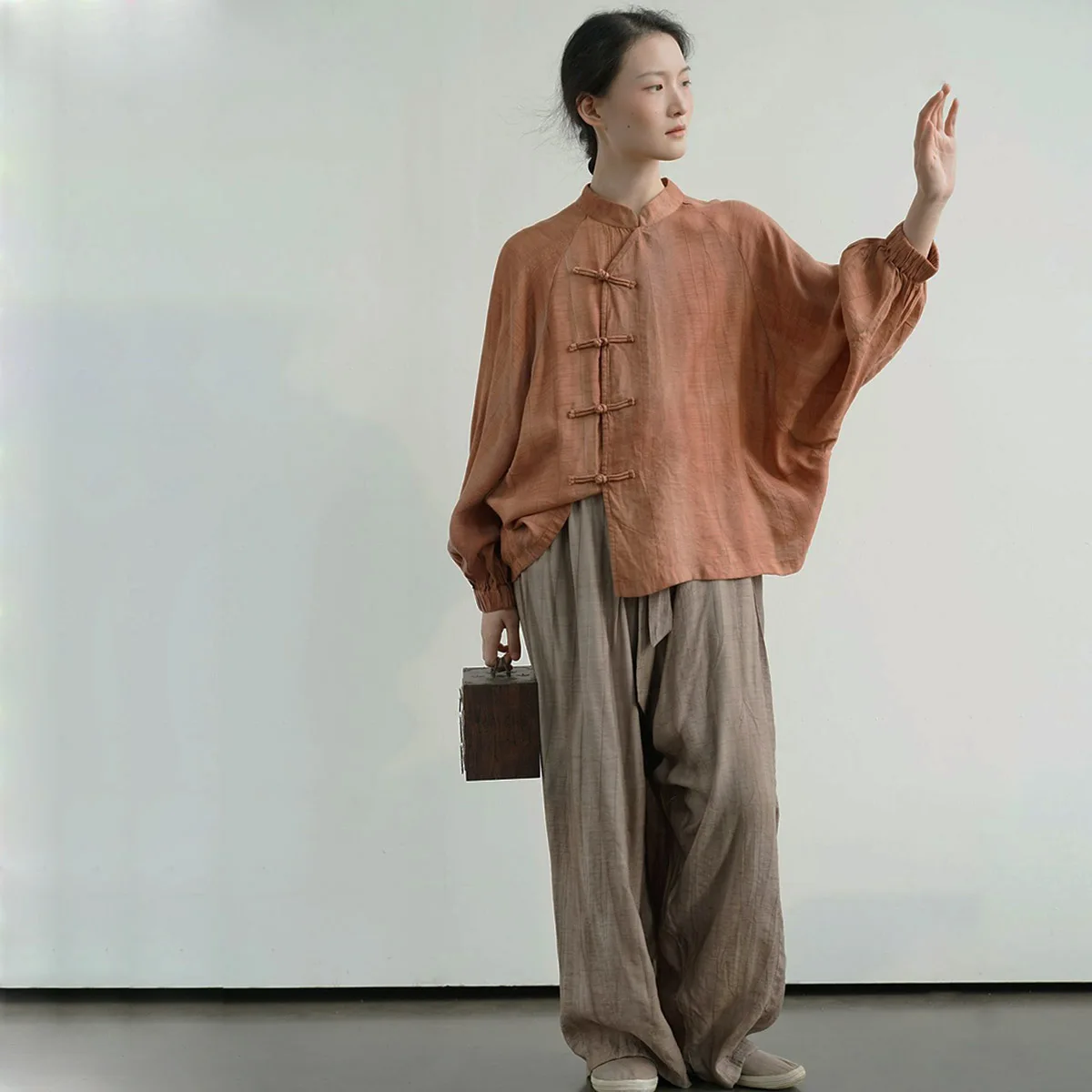 

Womens Retro Crinkle Lightweight Shirts Bat Long Sleeve Chinese Loose Fit Tang Suit Side Frog-Button Down Closure Blouse Tops
