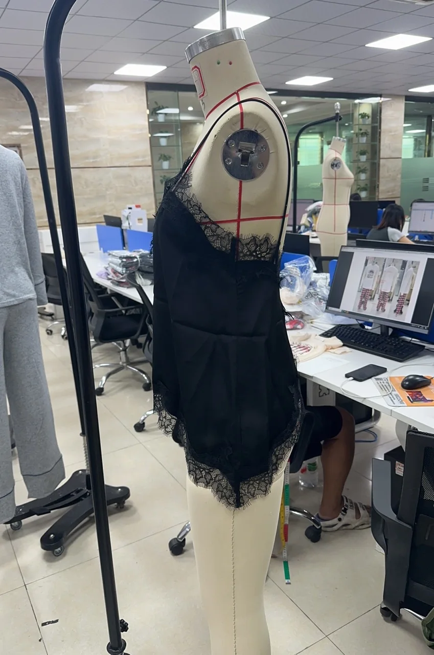 

Женская атласная майка с кружевной отделкой и v-образным вырезом на тонких бретельках, асимметричные топы с открытой спиной, модная летняя уличная одежда