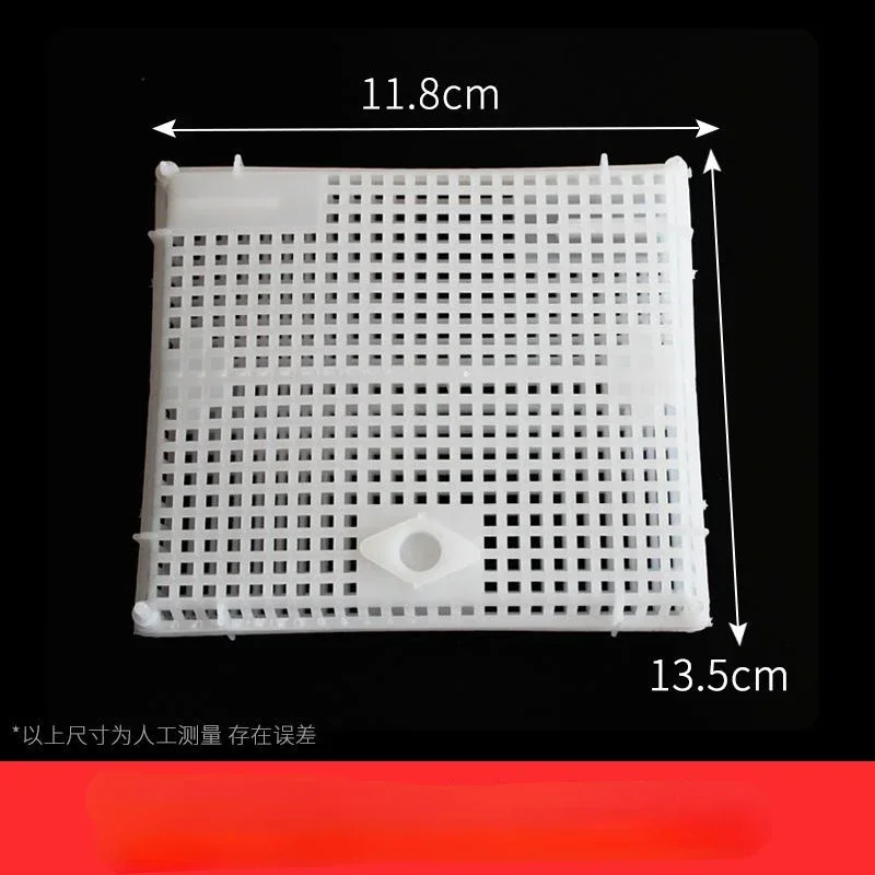 A Plastic queen shutter to prevent bees from escapingQueen cageBeekeeping tools