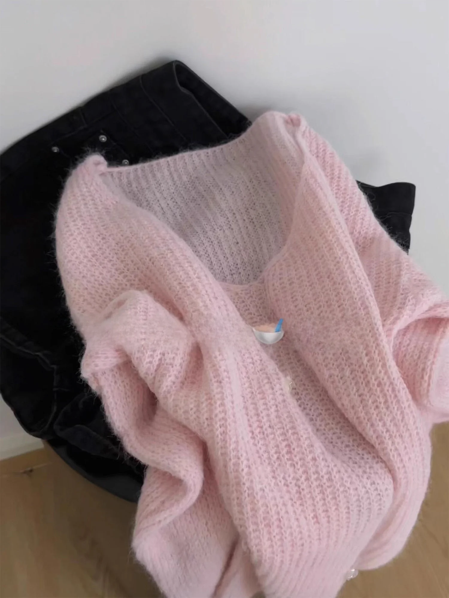 เสื้อสเวตเตอร์ถักไหมพรมคอวีทรงหลวมสีขาวพีชชมพูสำหรับผู้หญิง แขนยาว ทรงหลวม สไตล์ลำลอง เหมาะสำหรับฤดูใบไม้ร่วงและฤดูหนาว