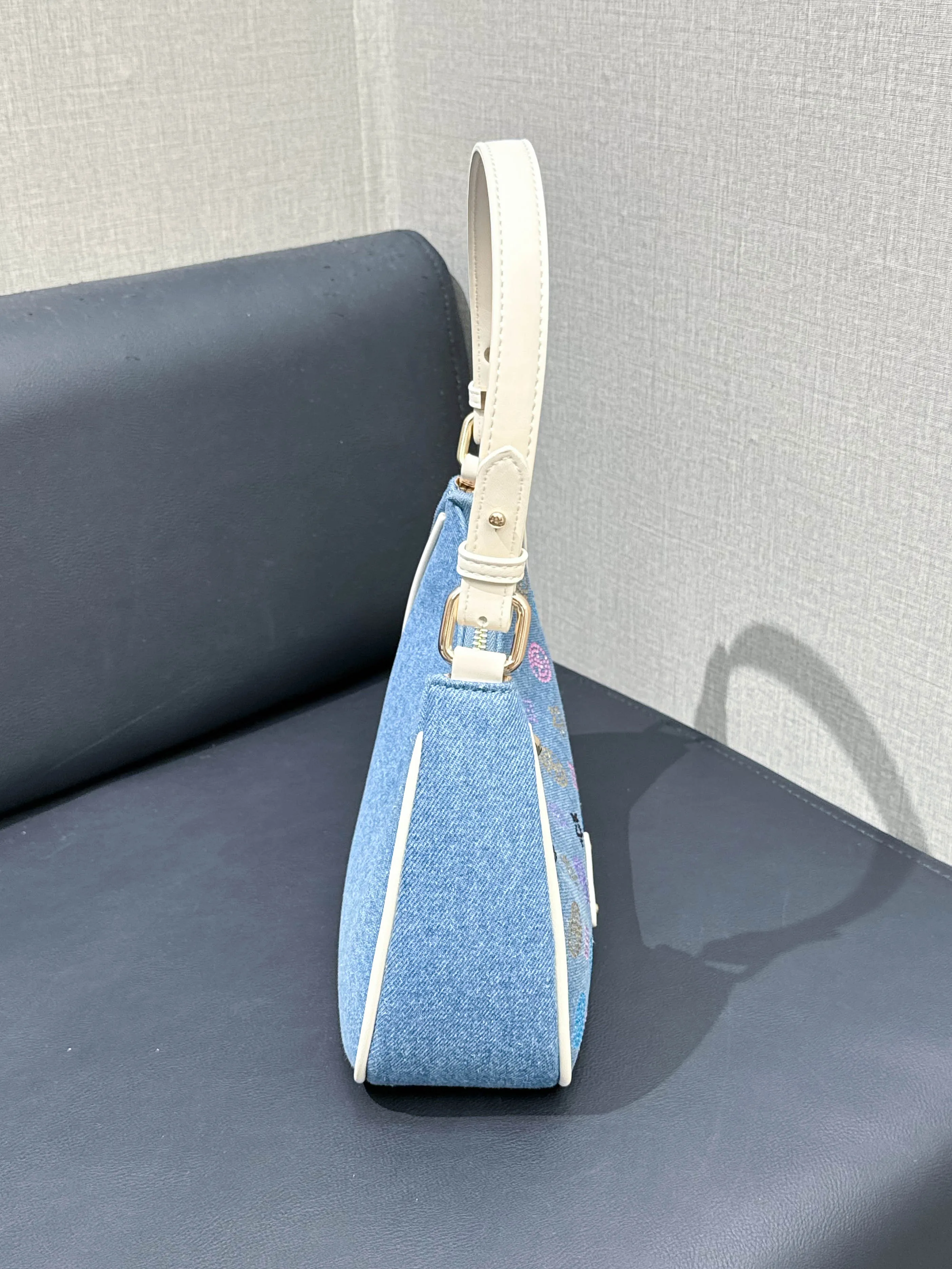 bolso-de-lujo-de-mezclilla-azul-con-bordado-de-diamantes-modelo-luna-nueva-2026-de-mano-de-hombro-y-axilar-de-mack-jennifer