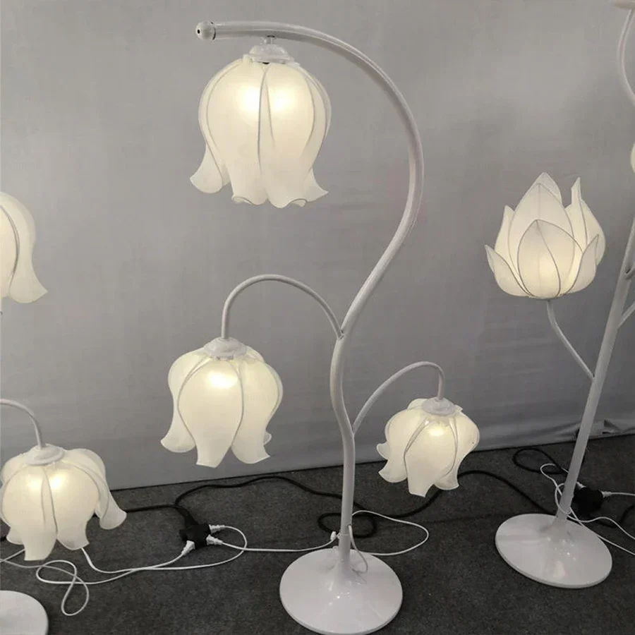 Factory price durable Flower Shaped Floor Lamp Acrylic Lampshade Metal Base Road Guide Lamp for Wedding Decor