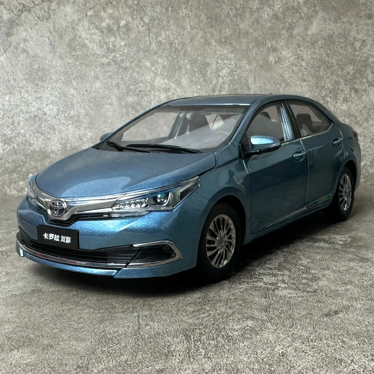 1:18 TOYOTA COROLLA Doppelmotor-Metallautomodell Weihnachtsgeschenk Statische Verzierung Senden Sie einen Freund Sammeln