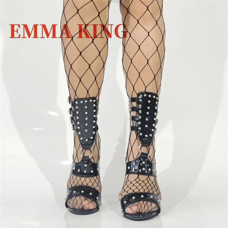 السيدات مثير خنجر عالية الكعب صندل موضة المسامير تصميم كبير الحجم الصنادل جوفاء براءات الاختراع والجلود للجنسين أحذية للنساء الرجال