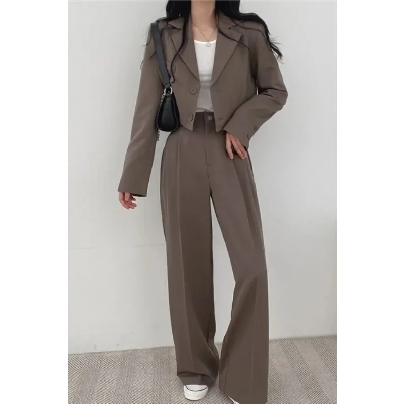 

Женский коричневый костюм-двойка: укороченный пиджак и брюки с высокой талией и широкими штанинами для офиса