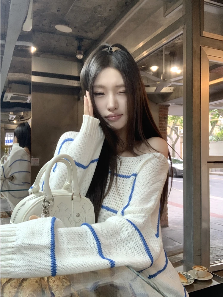 

Свободный крой, корейский стиль, женская вязаная толстовка с длинными рукавами в полоску, с асимметричным дизайном плеча, удобный мягкий топ из смесового хлопка