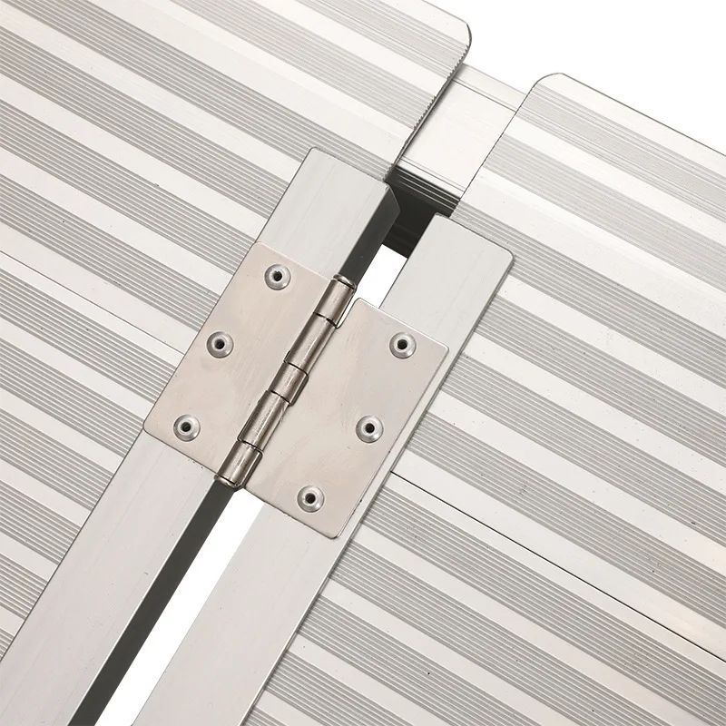 ทางลาดอลูมิเนียมอัลลอยแบบพกพา พับได้ ไม่มีสิ่งกีดขวาง ทางเข้าโรงแรม บันได ทางลาดสำหรับรถเข็น แผ่นทางลาดอลูมิเนียม