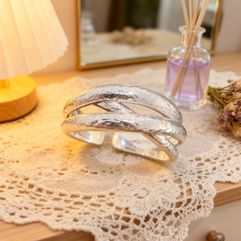 

Новое хит продаж, серебряное и белое круглое кольцо с блокировкой, высококачественные и очаровательные женские простые круглые повседневные аксессуары