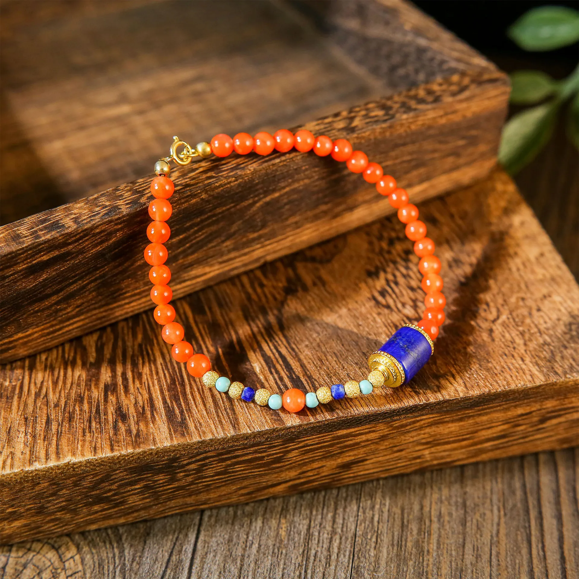 

Колье из красного агата с бусинами и подвеской в виде бочонка из лазурита – Яркое украшение в восточном стиле