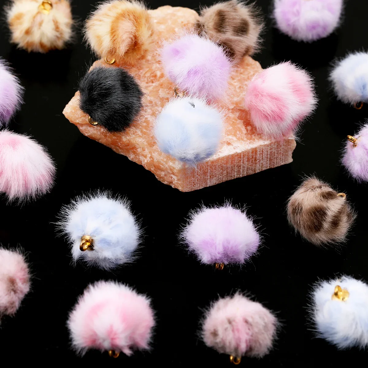 20/40pcs Random Color Gradient Faux Fur Pom Pom Beads, 20mm Polyester Fluffy Ball Pendants with Loop for DIY Craft Decorations