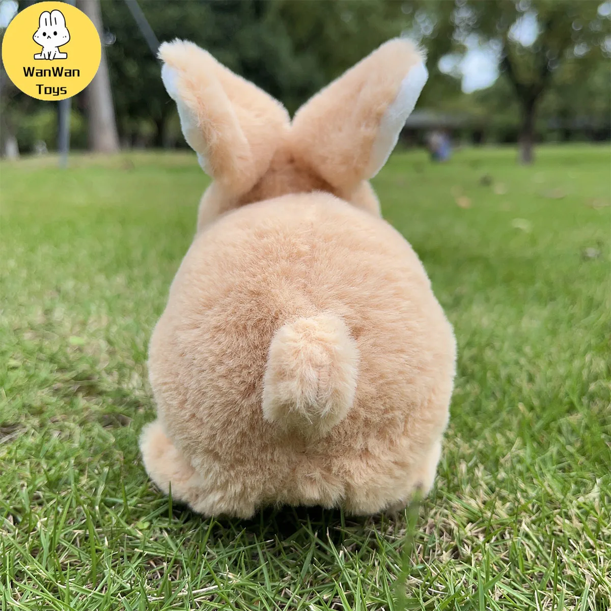 Piccolo giocattolo elettrico in peluche a pelo piatto per bambini con coniglio a pelo lungo in tinta unita dagli occhi neri