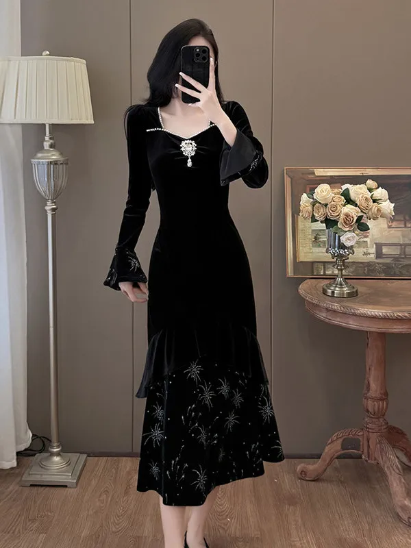 

Elegant Vintage Large Size Velvet Fish Tail Dress Pin Gentle Ageless Gold Embroidery Court Style Long Sleeve Evening Gown