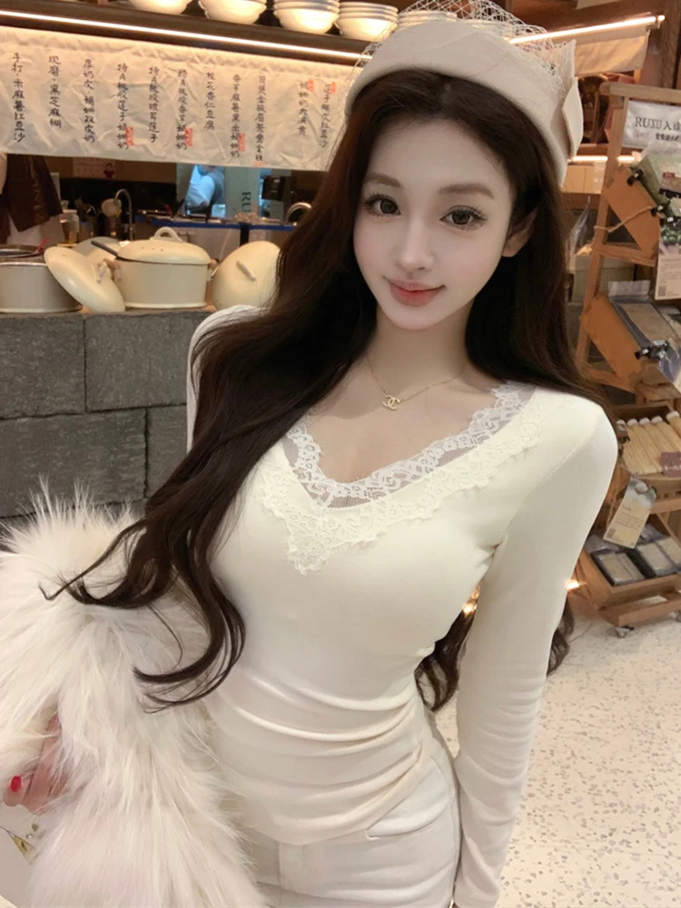 Weißes, langärmliges, figurbetontes T-Shirt für Damen mit Spitzenbesatz, V-Ausschnitt, schmale Passform, lässige Basic-Bluse, Damen-Straßenkleidung, klassisch, schlicht