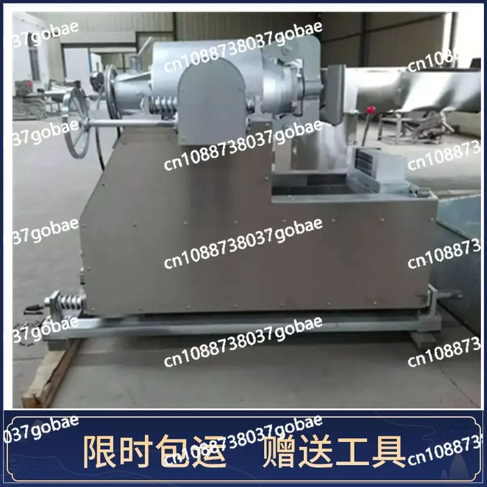 Imitation of traditional cannon large-capacity liquefied gas flow extruder