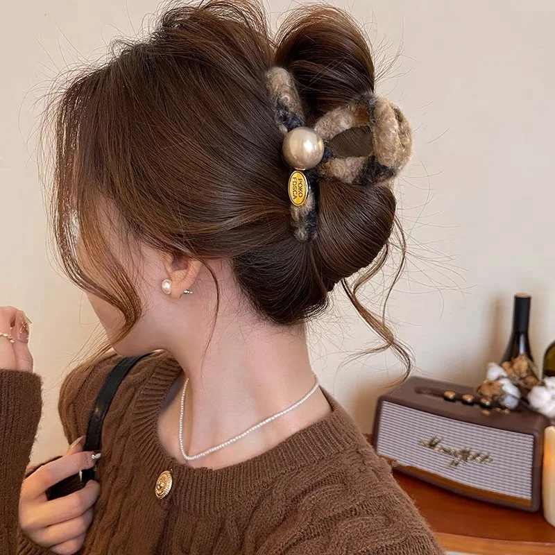 1pc Autumn/Winter Fashion Plush Leopard Print Hair Clip, New High-End Pearl Shark Clip Hairpin for the Back of the Head