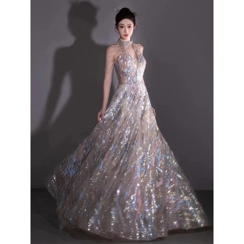 Robe de soirée de l'industrie lourde, luxe léger haut de gamme, hôte de scène de niche, jupe longue, suspension au cou, robe de grillage, sens de la mariée