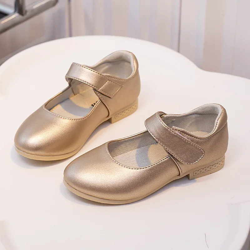 

Girl Summer Princess Fashion Versatile Casual Soft Soled Beach Shoes Girl Shining Pearlescent Sandal Children Solid Color Velcro