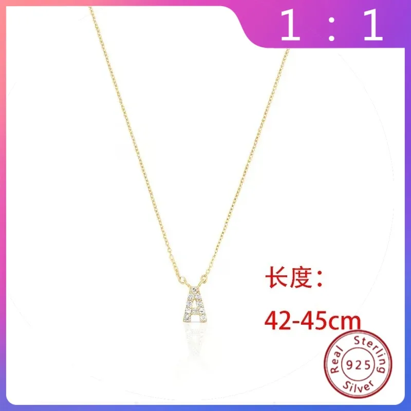 

Nuevo Collar con Letras — Estilo Español Auténtico, Diseño Suave, Moderno и Sofisticado, Ideal como Regalo Especial