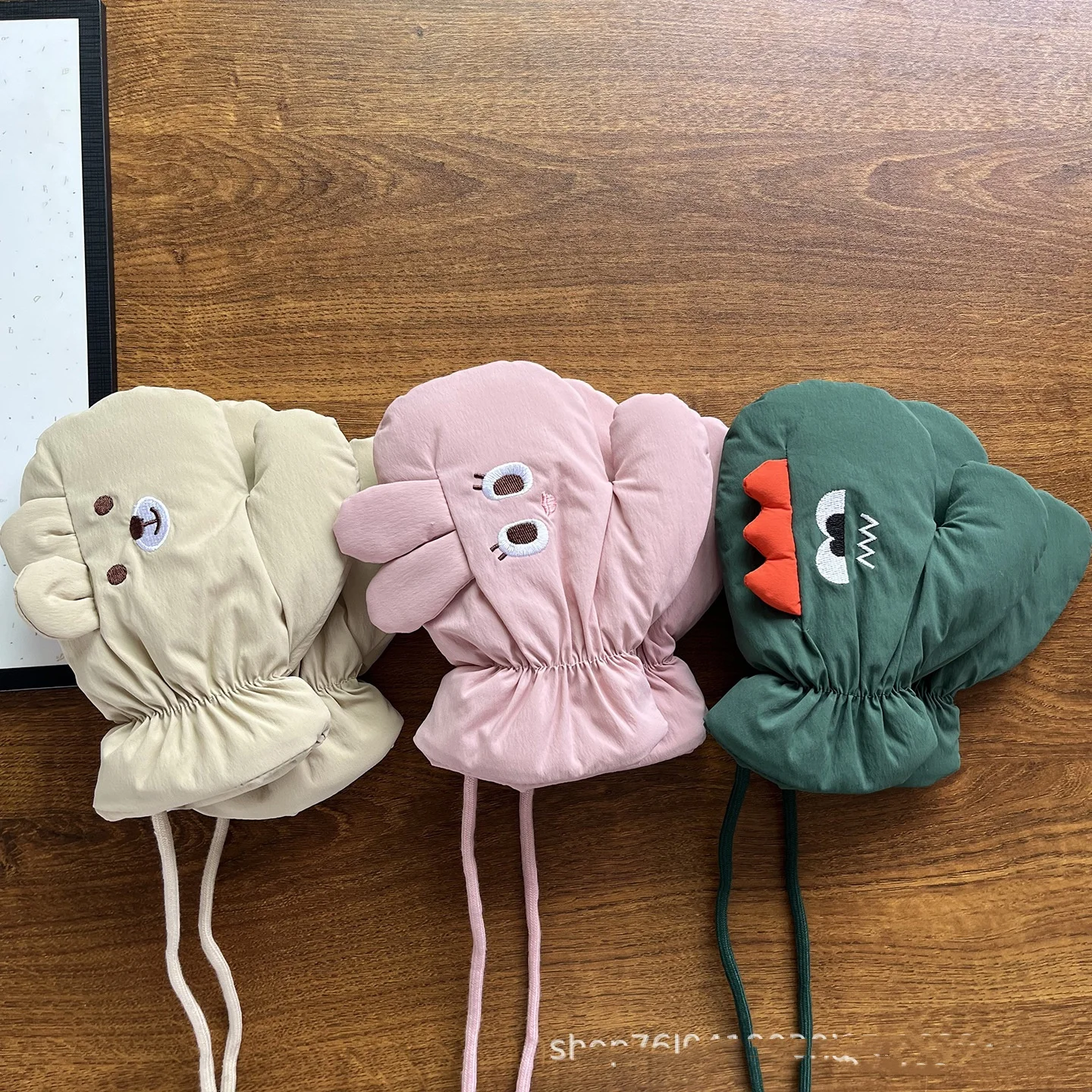 قفازات شتوية للأطفال دافئة بتصميم كرتوني لطيف للبطل الخارق قفازات صوف مضادة للانزلاق للأولاد الصغار في المدرسة في الهواء الطلق