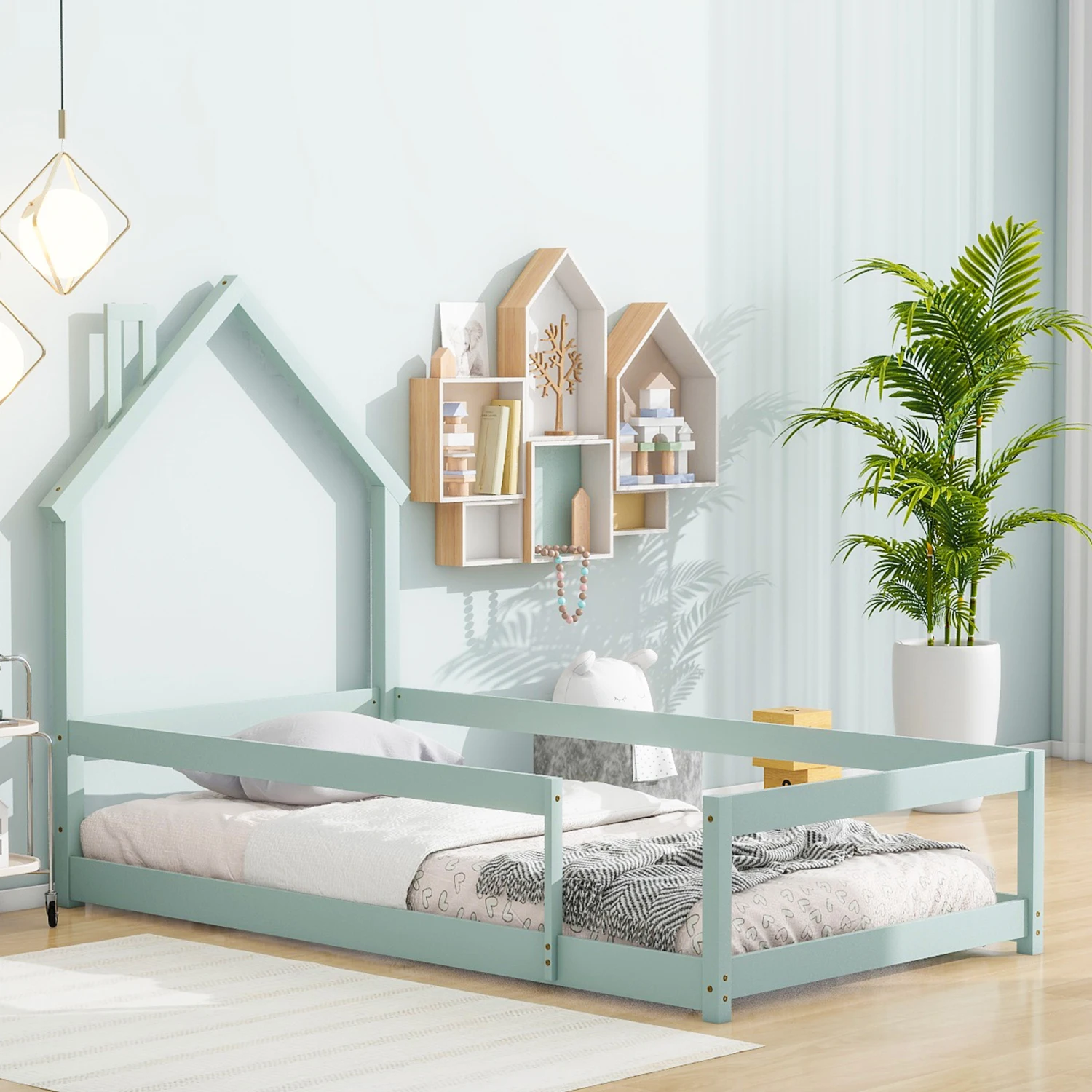 Cama doble de madera con cabecero en forma de casa, cama de suelo con vallas en color verde claro