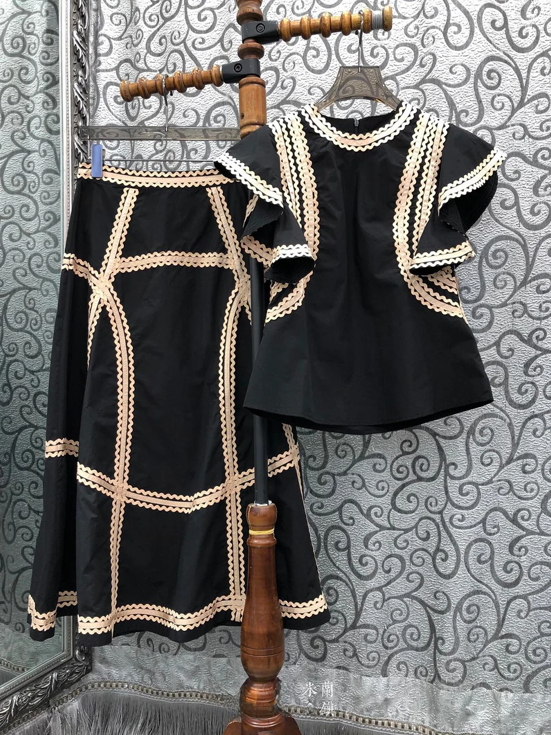 

Milan Small Town E22 Fashion Set with Ruffle Collar Fly Sleeve Waist Cinch Half Skirt Color Collision Cotton Blend Women's Suit