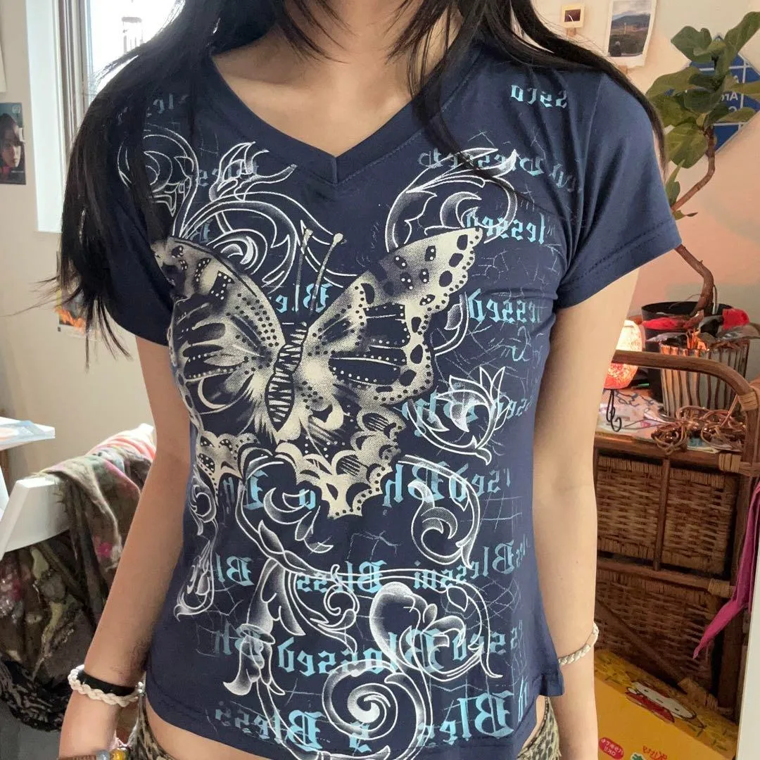 

Combhasaki женская летняя рубашка Y2k с эстетическим графическим принтом бабочки и буквенным принтом, топы с коротким рукавом и v-образным вырезом, облегающая футболка в стиле эмо, уличная одежда