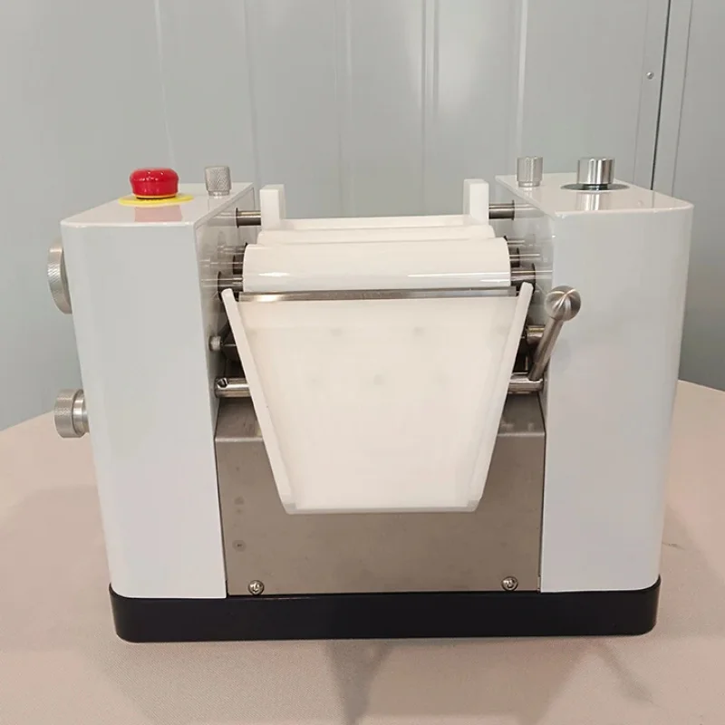 Präzisions-Dreifachwalzenmühle zur Herstellung von Schokoladenpaste, Tinte oder Seife. Hocheffiziente Mahlanlage mit numerischer Steuerung.