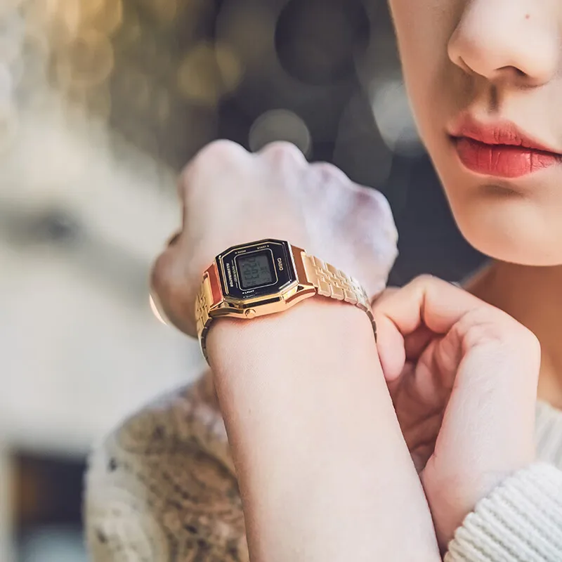 ساعة كاسيو للرجال صغيرة ذهبية مقاومة للماء رياضية للطلاب شاشة رقمية LED كوارتز ساعات عصرية فاخرة