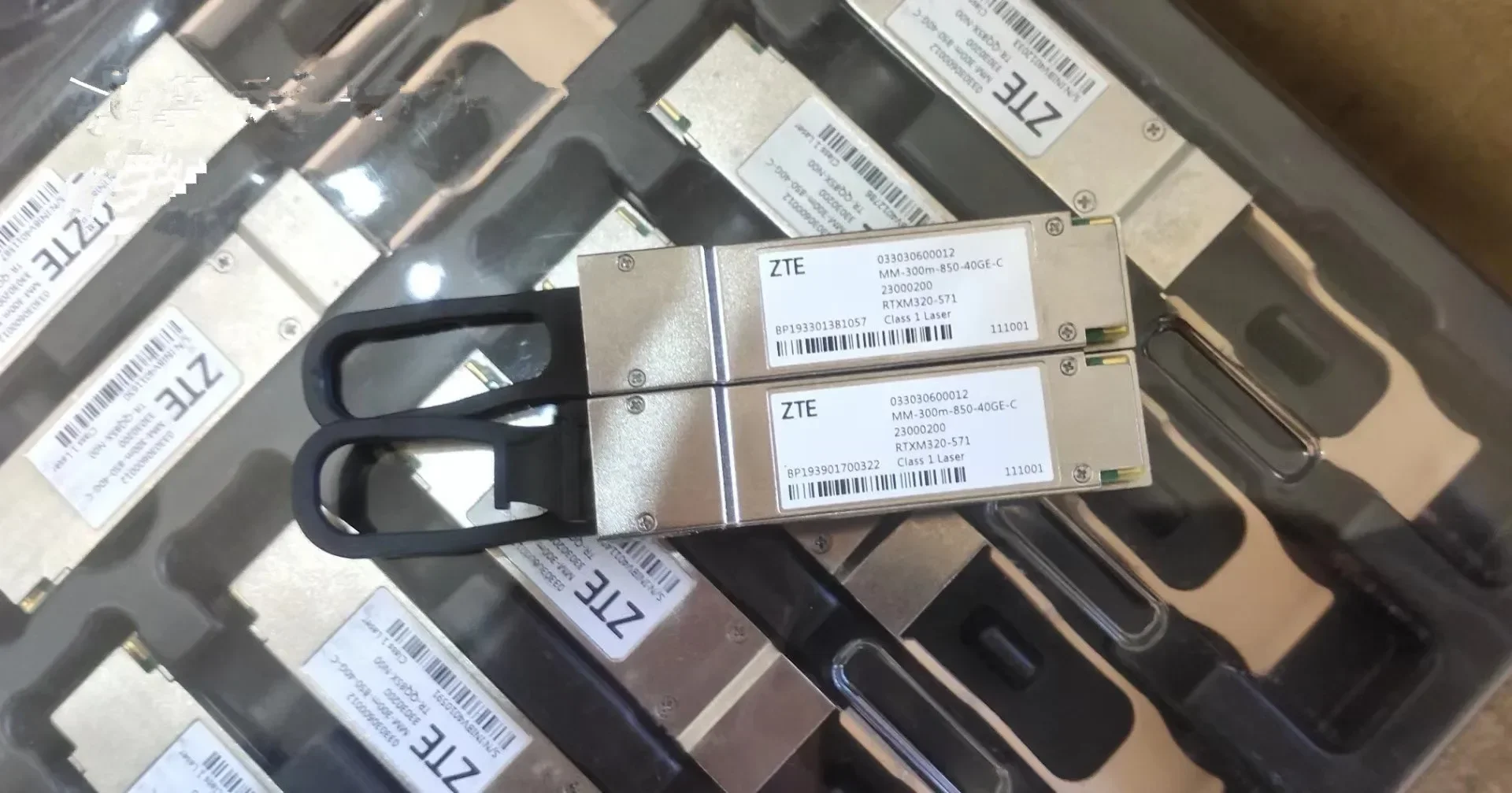 qsfp-40gb-zte-300m-033030600012-mm-300m-850-40g-c-mpo-40g-qsfp-ricetrasmettitore-in-fibra-ottica