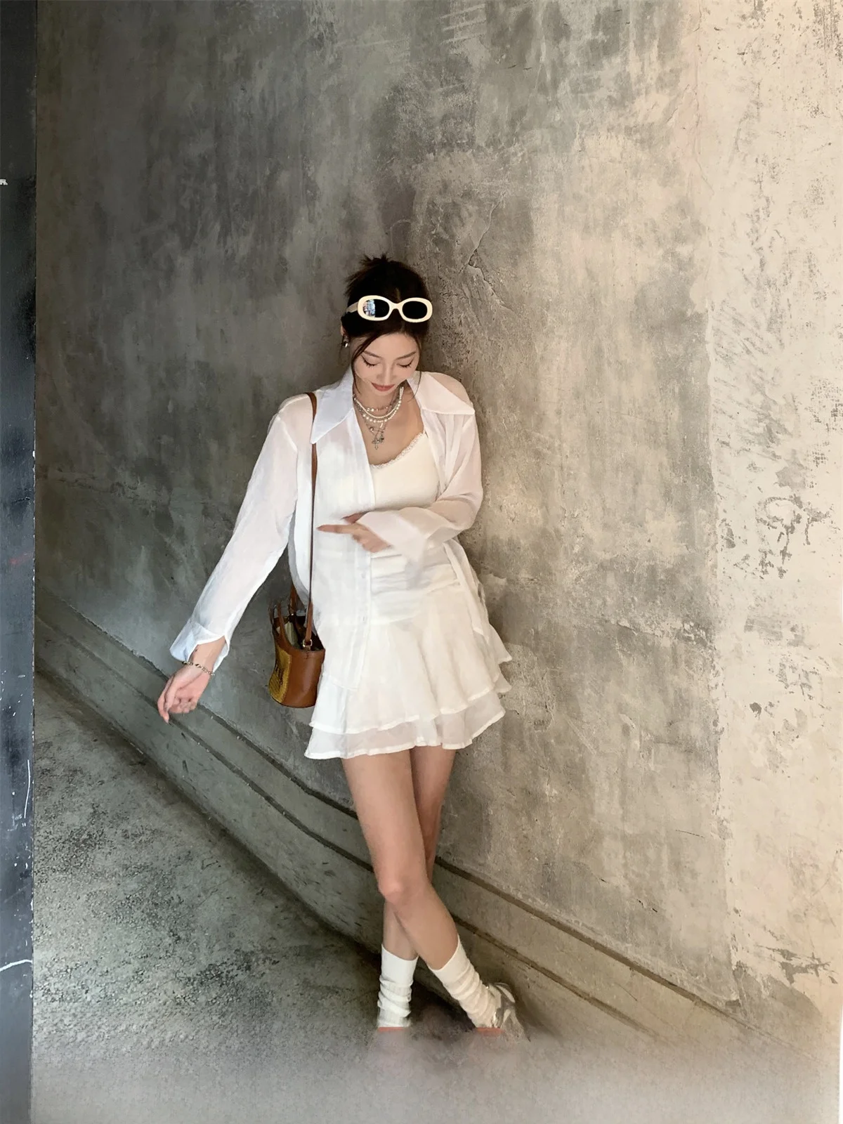 

Легкий двухслойный комплект из двух предметов: юбка и топ, дышащий, с прозрачным дизайном, от Gv Big Brother Fashionable Ensemble