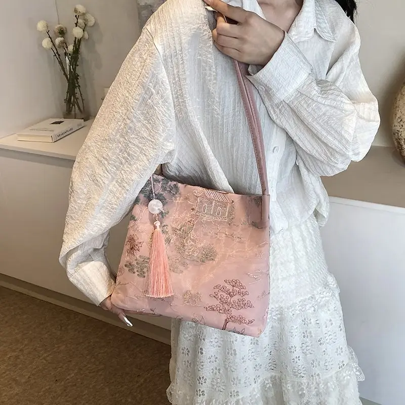 

Elegant Landscape Embroidery Tote Bag Women Fringe Pendant Large Capacity Shoulder Bags Ladies Retro Gentle Premium Underarm Bag