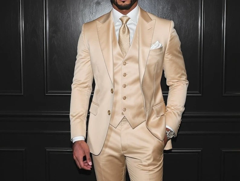 

Бежевый мужской костюм-тройка, приталенный свадебный наряд