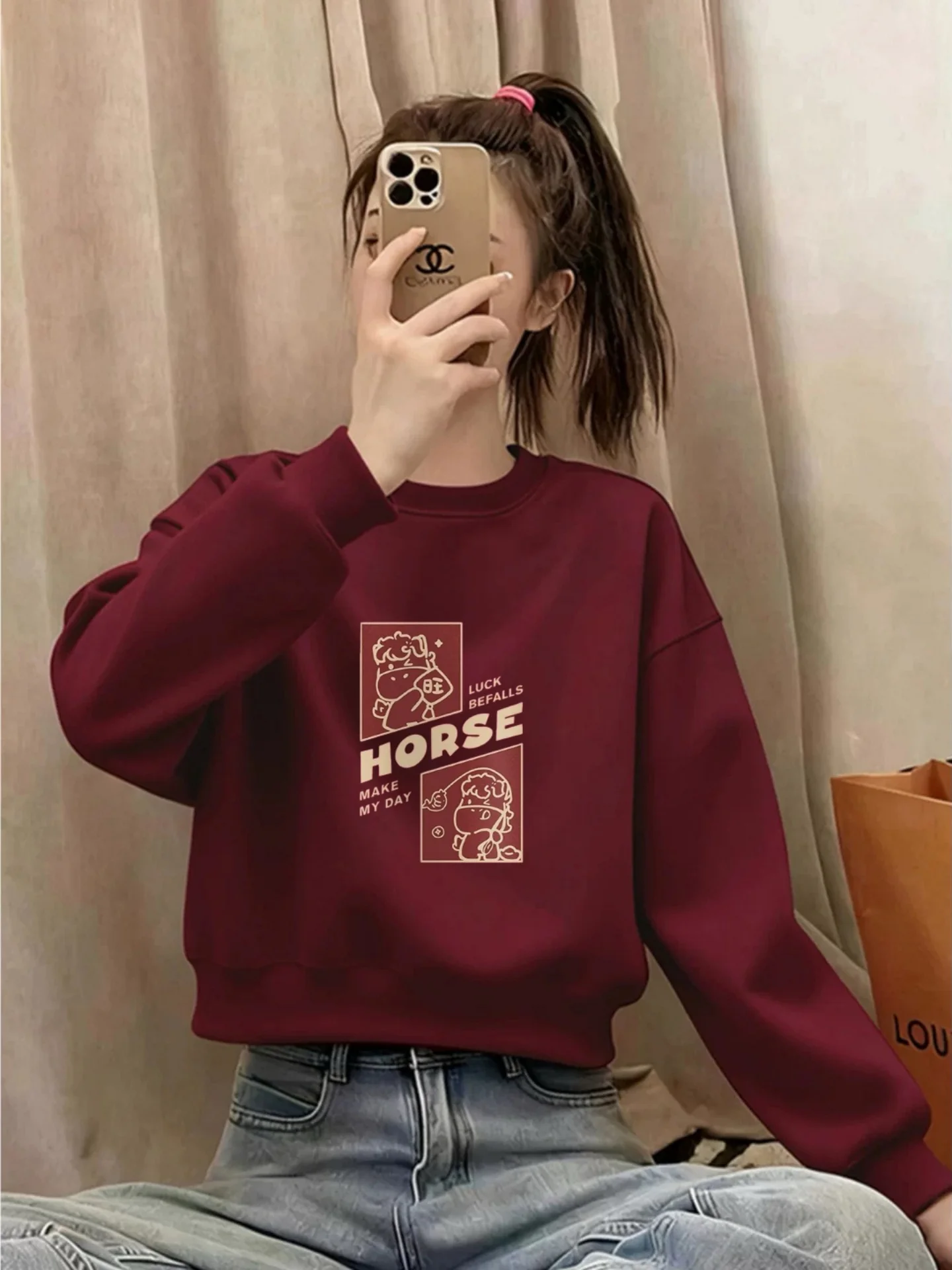 

Модная короткая толстовка с круглым вырезом на флисовой подкладке красного цвета для женщин на осень-зиму. Топ на удачу в новом году.