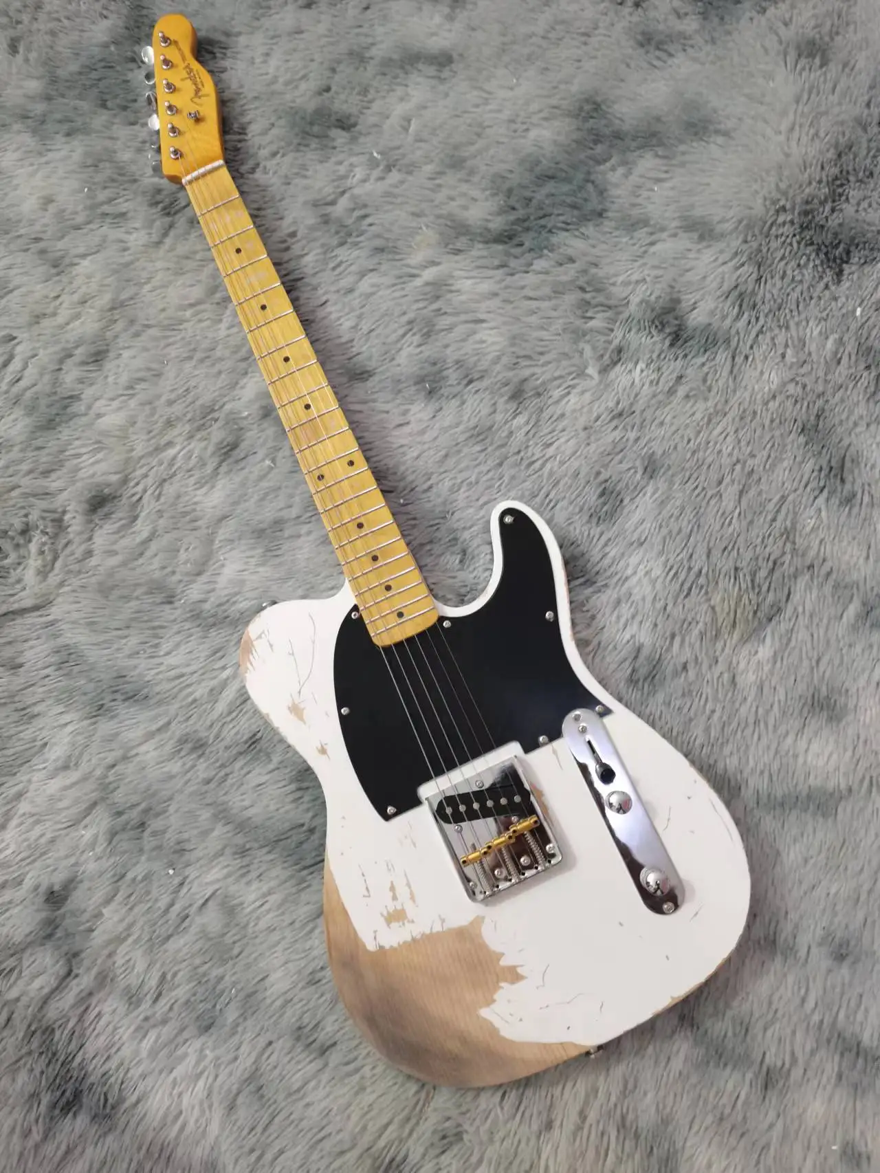 

Six string electric guitar, retro, maple fingerboard, silver accessories, shipping cost to be borne by the seller