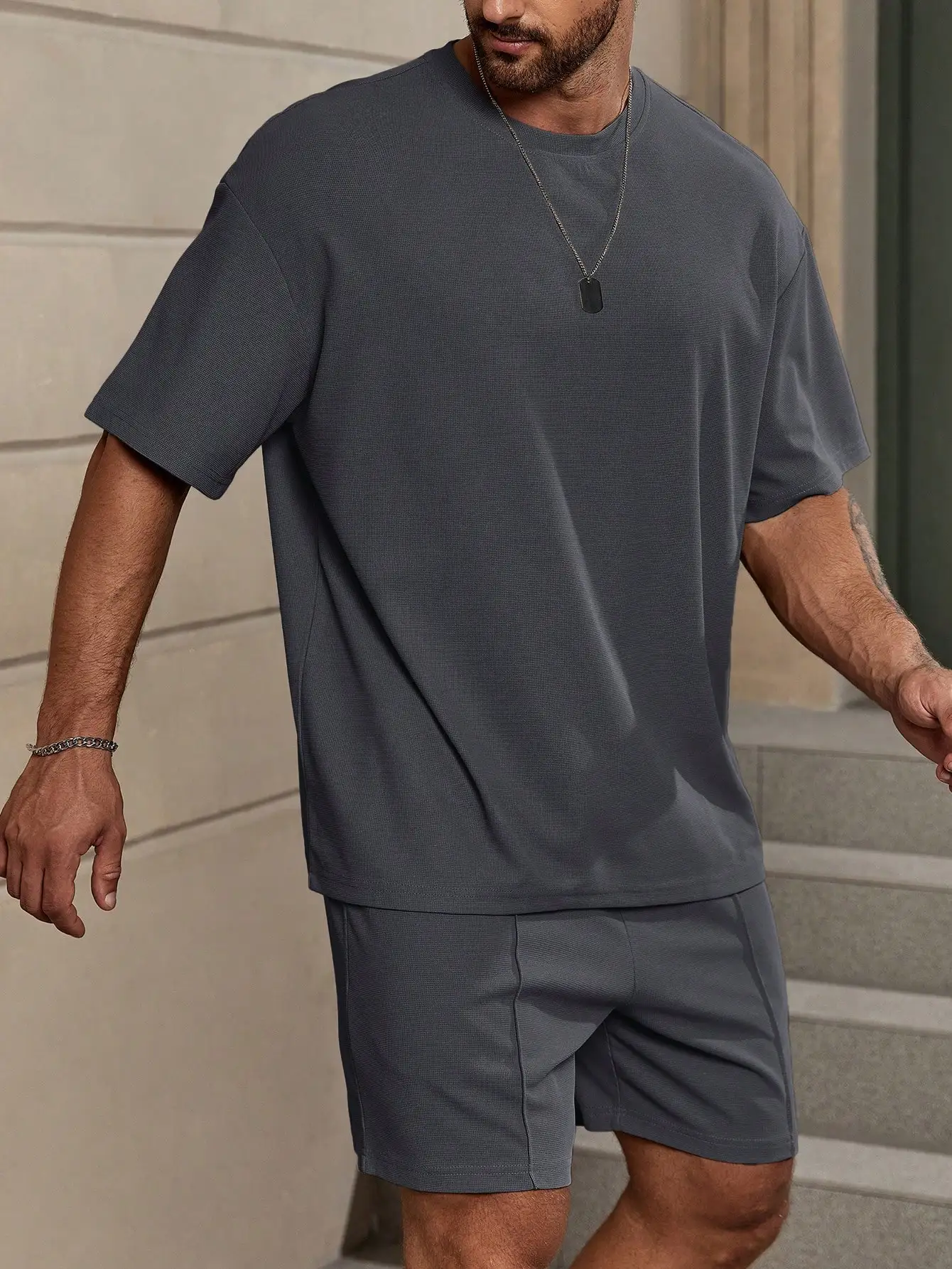 

Мужской комплект из свободной футболки и шорт с завязками на талии