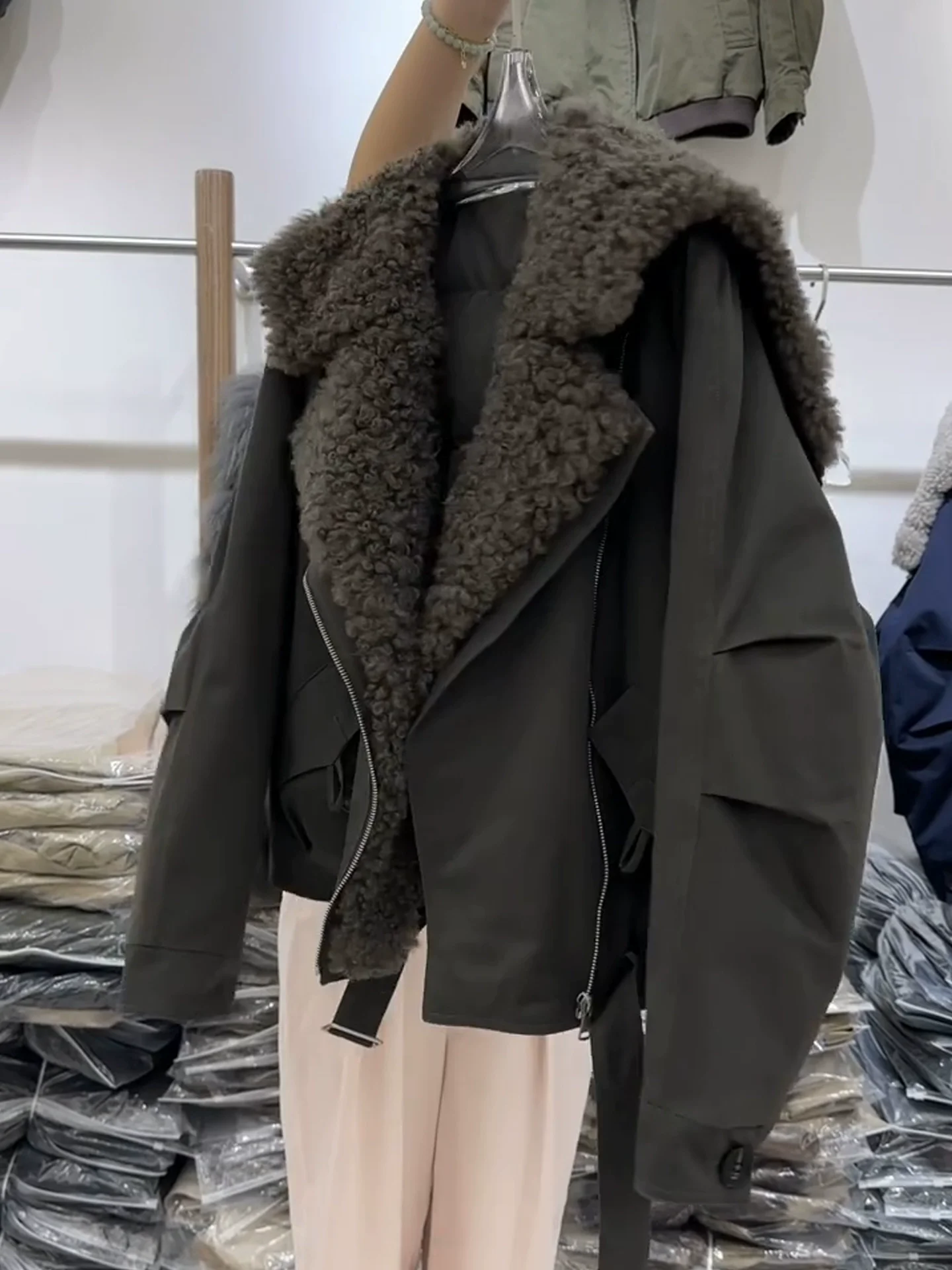 Giacca invernale elegante vintage con collo in pelliccia sintetica da donna verde militare oversize caldo cappotto spesso streetwear femminile abiti dal design chic