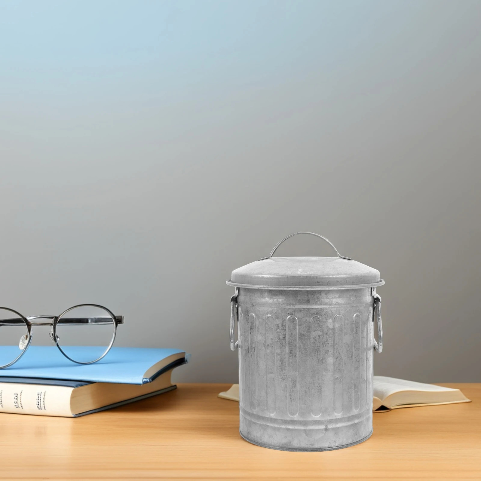 

Retro Wrought Iron Pens Holder Desktop Bucket Student Stationery Storage Bin mini Garbage Can with Lid Makeup Brushes organizer