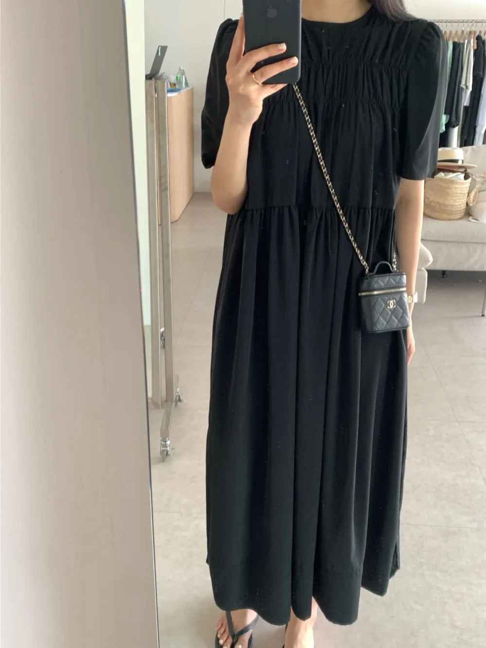 エレガントな黒のロングドレス シックで優しいスタイル ラウンドネック ハイウエスト 細見え バブルスリーブ レディースファッション 通勤風 レギュラーフィット