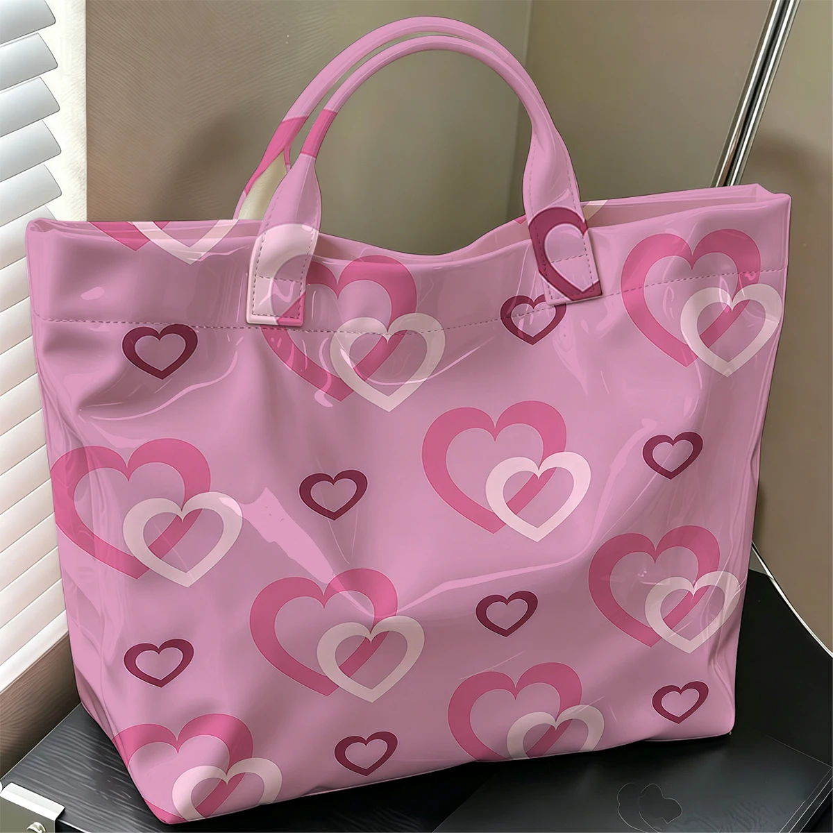 Bolso de mano grande de PVC brillante, color rosa pálido, con diseño de corazón en capas, lavable a mano, impermeable, para viajes, desplazamientos, almacenamiento de cosméticos y compras.