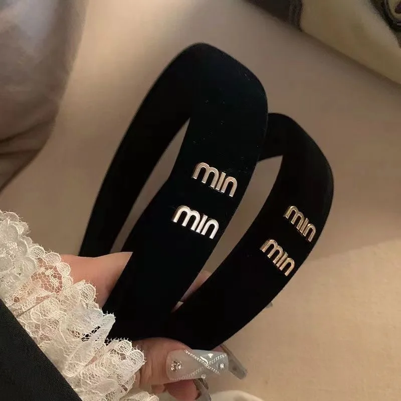 

Новая высококачественная черная бархатная повязка для волос с широким краем, стильная и в ретро-стиле, роскошная дизайнерская заколка, классический аксессуар для волос.